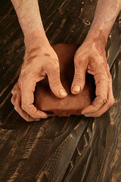 Artista hombre manos trabajando arcilla roja para la artesanía — Foto de Stock