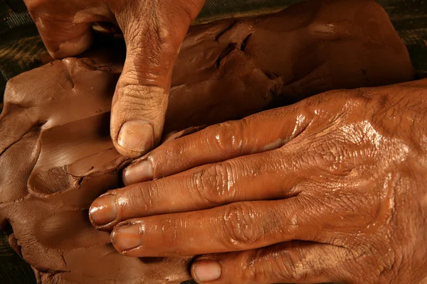Cerâmica artesanato oleiro mãos trabalho argila — Fotografia de Stock