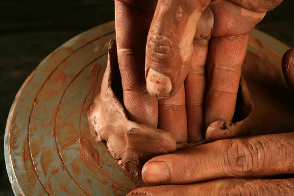 Çanak işçilik kil çömlek eller iş — Stok fotoğraf