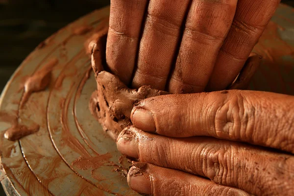 Ceramiki rzemiosła Gliny garncarskie ręce pracy — Zdjęcie stockowe