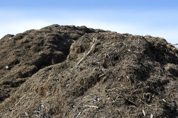 Kompost großer Berg ökologisches Recycling im Freien — Stockfoto