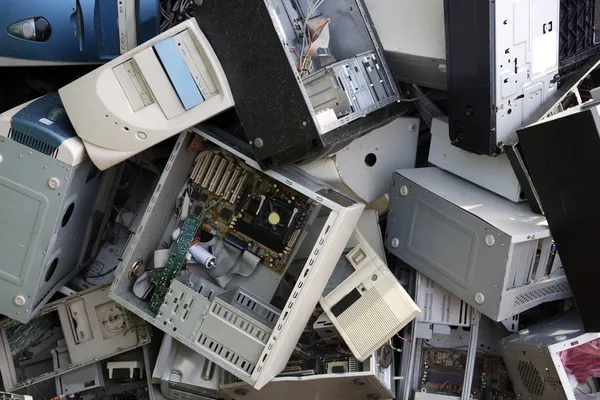 Βιομηχανία ανακύκλωσης στην επιφάνεια εργασίας του υλικού υπολογιστών — Φωτογραφία Αρχείου