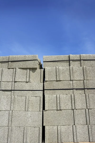 Impilati gran pali blocco di costruzione — Foto Stock