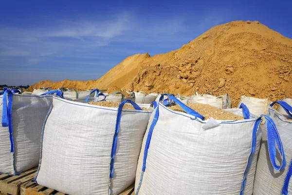 Büyük bir çanta beyaz kum torbası ocağı kum torbası — Stok fotoğraf