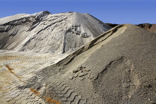 Sand stenbrottet högar av omväxlande sand färg — Stockfoto