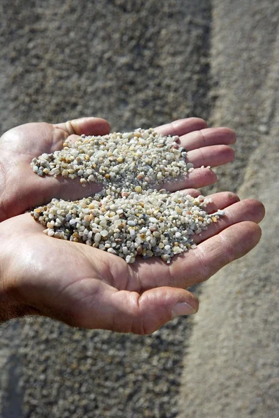Grind zand in de mens handen in steengroeve achtergrond — Stockfoto