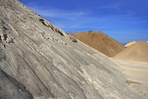 カラフルな建物の砂のマウンド採石場の様々 な — ストック写真