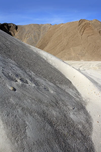 Песочные курганы разного цвета песка — стоковое фото