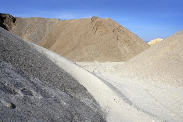 Красочные строительные песчаные курганы — стоковое фото