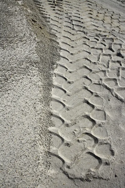 Ekskavatör lastikleri ayak izi ocağı beyaz kum — Stok fotoğraf