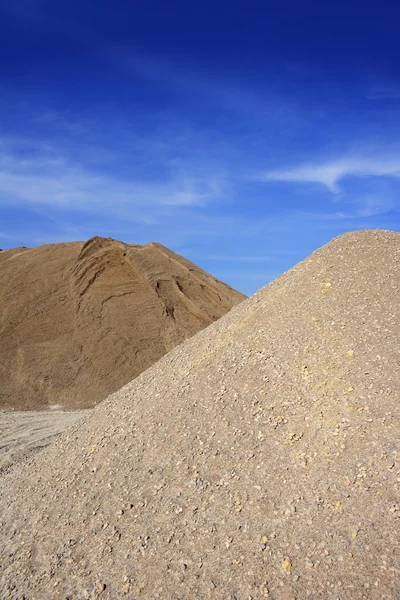 Kleurrijke bouw zand heuvel steengroeve verscheidenheid — Stockfoto