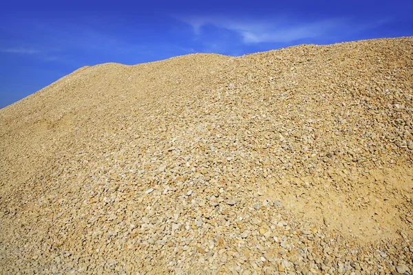 コンクリートの黄色の砂利の砂の採石場の山 — Stockfoto