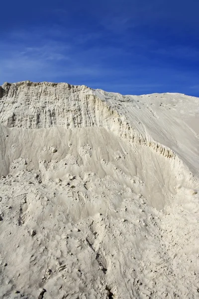 Λευκή άμμο ανάχωμα λατομείο σαν φεγγάρι τοπίο — Φωτογραφία Αρχείου