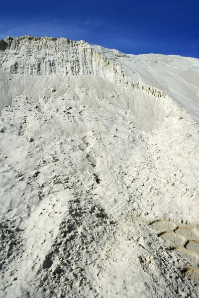 Cava di sabbia bianca tumulo come paesaggio lunare — Foto Stock