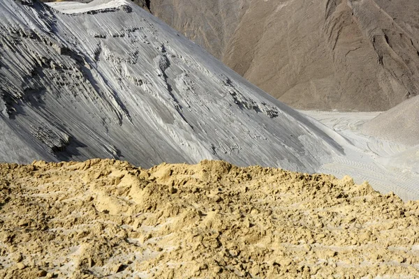 Cumuli di sabbia cava di vario colore sabbie — Foto Stock