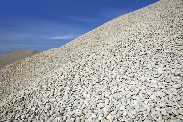 Żwir szary kopiec kamieniołomu czas niebieski niebo — Zdjęcie stockowe
