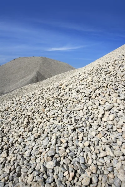 Żwir szary kopiec kamieniołomu czas niebieski niebo — Zdjęcie stockowe