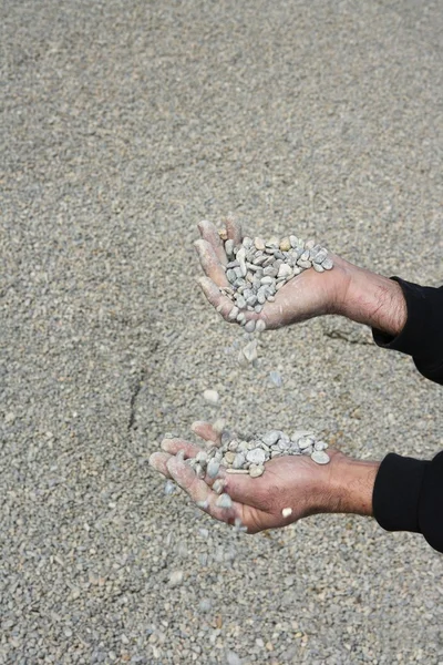 Χαλίκι πέτρες τροχαίου μειωμένο άτομο τα χέρια στο λατομείο — Φωτογραφία Αρχείου