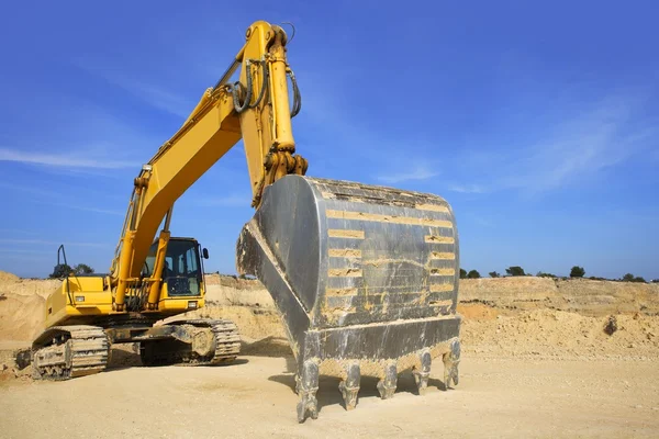 砂の採石場の掘削機の黄色車両 — ストック写真
