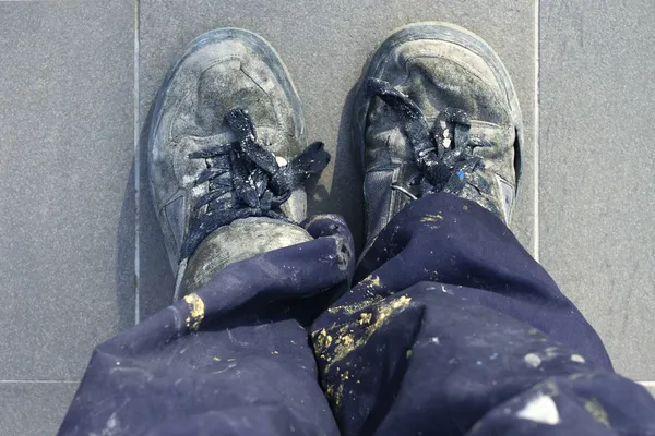 Ruční muž pracovník staré boty vysoké zobrazení podrobností — Stock fotografie