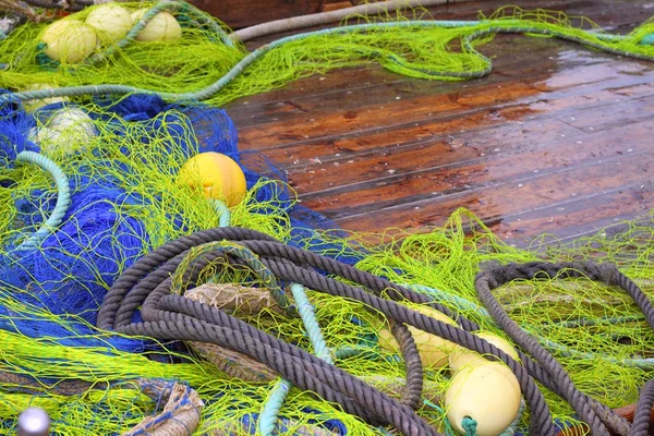 Pescadores profissional tackle net boat wood deck — Fotografia de Stock