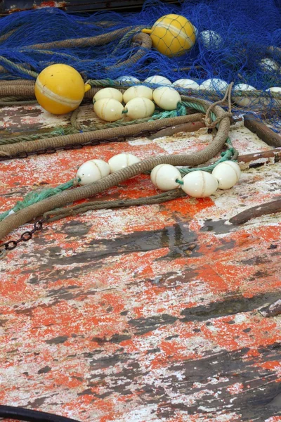 Fishemen professionnel tacle filet bateau bois pont — Photo