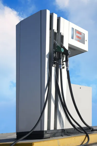 Benzin istasyonunda pompa açık mavi gökyüzü — Stok fotoğraf