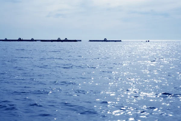 Ιχθυοτροφείο θέα στα γαλάζια νερά της Μεσογείου — Φωτογραφία Αρχείου