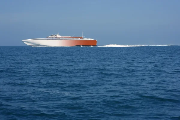 Szybki prom żeglarstwo niebieski ocean morze biały ślad — Zdjęcie stockowe