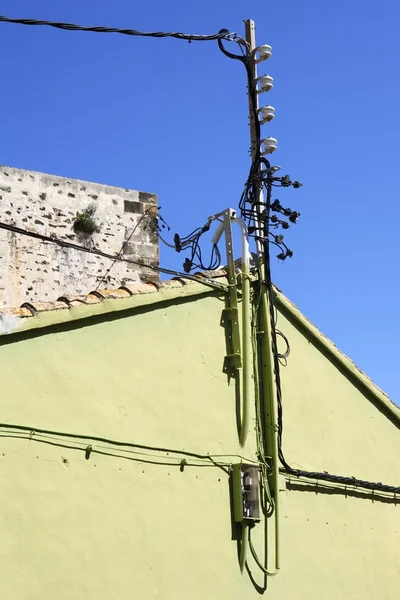 Elektrische paal draad kabel detail groen huis — Stockfoto