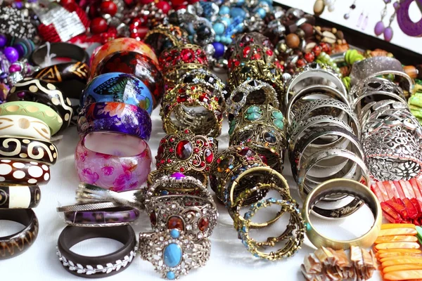 Bracelets magasin vitrine de bijoux affaire — Photo