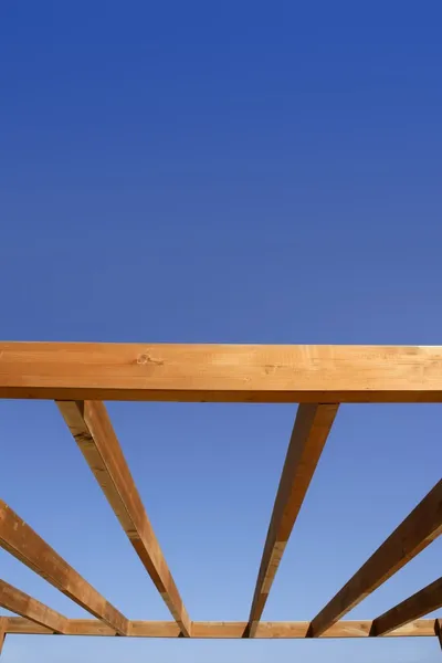 Blauwe hemel houten gouden luifel balken — Stockfoto