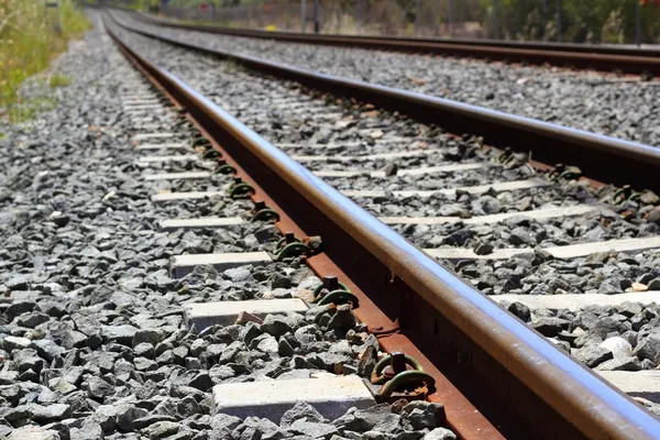 Ferro ferrugento trem ferroviário detalhe sobre pedras escuras — Fotografia de Stock