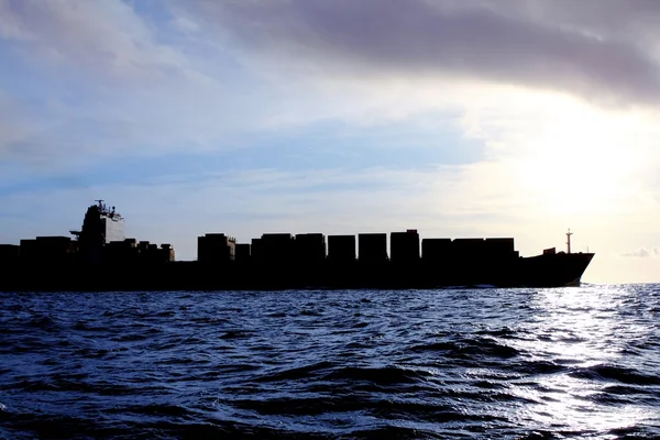 Merchant carga navio de volta luz do sol do mar — Fotografia de Stock