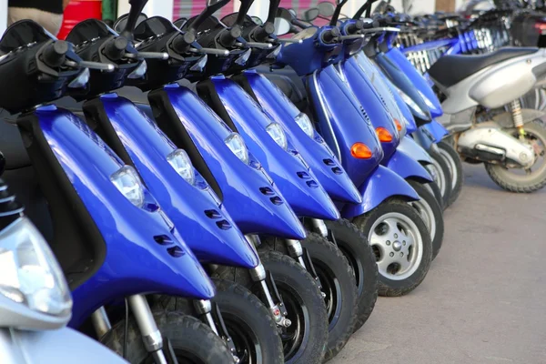 Scooter mototbikes linha muitos na loja de aluguel — Fotografia de Stock