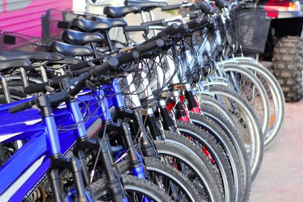 Bicicletas em uma fileira muitos em uma loja de aluguel de ciclo — Fotografia de Stock