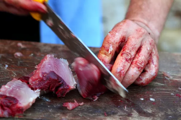 Active fishmonger hand cutting tuna fish knife — Stock Photo, Image