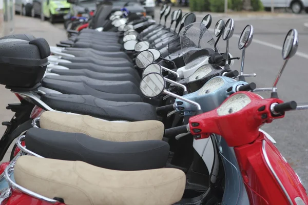 Scooter mototbikes rangée beaucoup en magasin de location — Photo