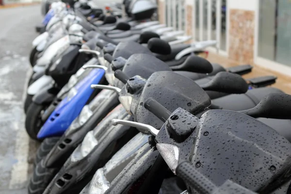 Scooter mototbikes linha muitos na loja de aluguel — Fotografia de Stock