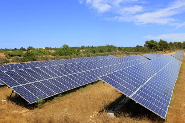 Solární elektrické desky zelené energie ekologie — Stock fotografie