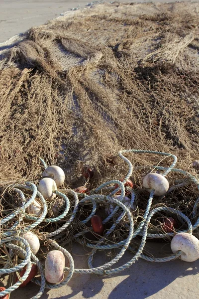 Aparejos de redes de pesca sobre el suelo pesquería tradicional —  Fotos de Stock