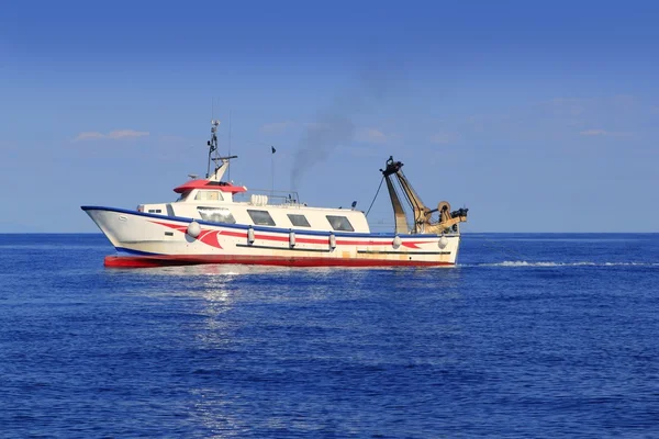 Тракторний човен, що працює в середземноморському узбережжі — стокове фото