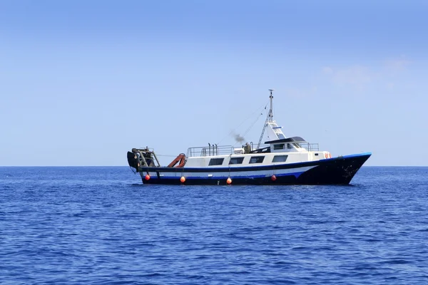 Imbarcazione a strascico operante nel Mediterraneo al largo — Foto Stock