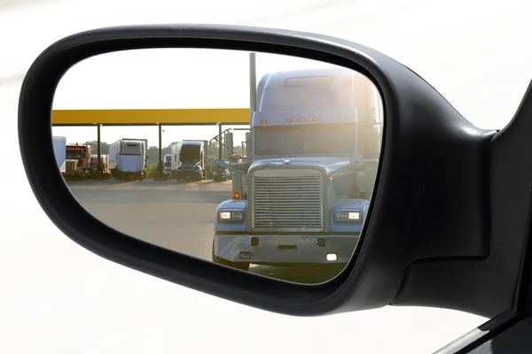 Οδήγηση αυτοκίνητο rearview καθρέφτη προσπέρασμα μεγάλο φορτηγό — Φωτογραφία Αρχείου