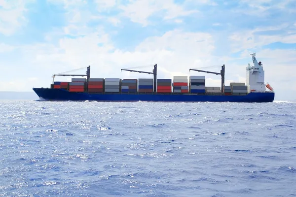 Морские грузовые суда, плывущие по синему океану — стоковое фото