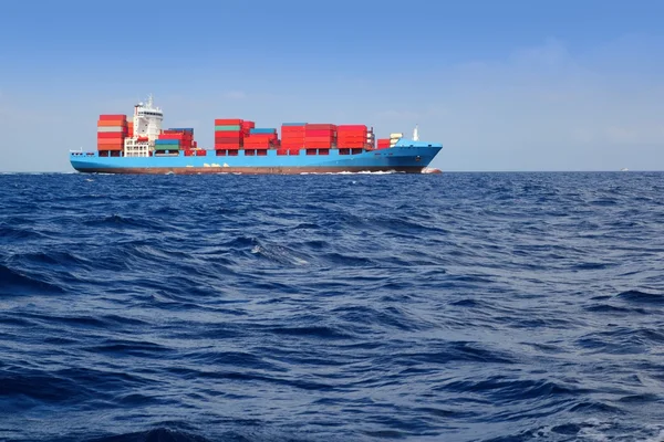 Морские грузовые суда, плывущие по синему океану — стоковое фото