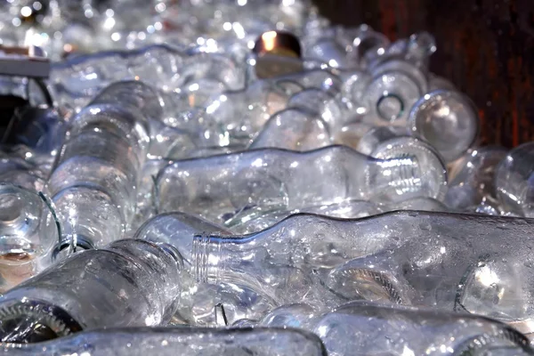 Ekologisk återvinning glasflaskor i behållare — Stockfoto