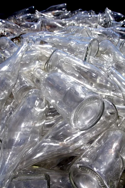 Ekologisk återvinning glasflaskor i behållare — Stockfoto
