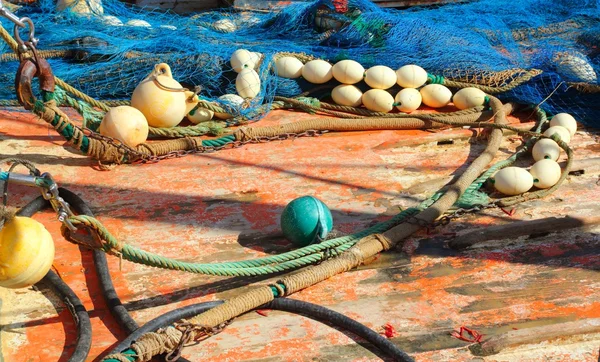 Cubierta del barco de pesca con red y aparejos — Foto de Stock