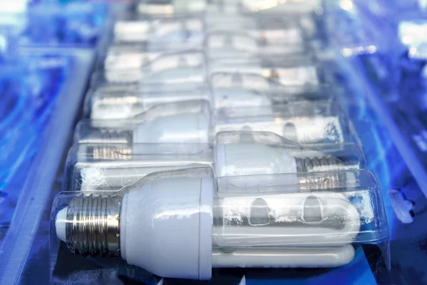 Enerji tasarrufu ampulleri satır blister içinde yeni — Stok fotoğraf